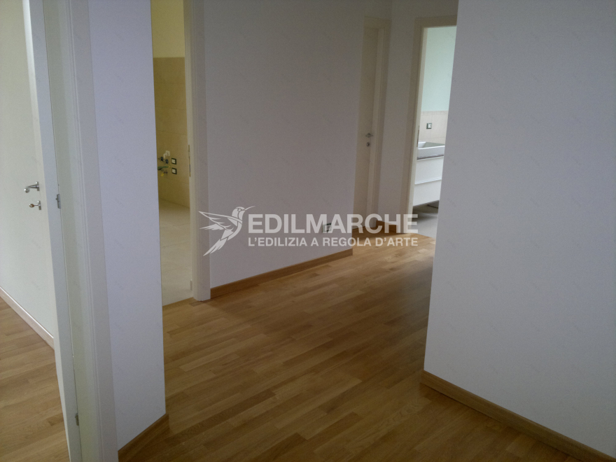 140 平米马切拉塔公寓翻新,自然木色与柔和色调的优雅融合-0