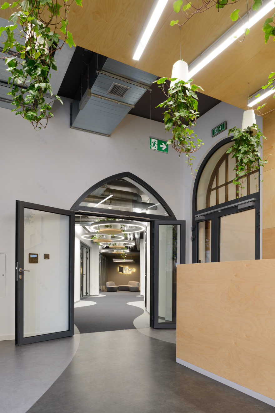 波兰哥特式旧邮局里的创意绿意办公空间-3