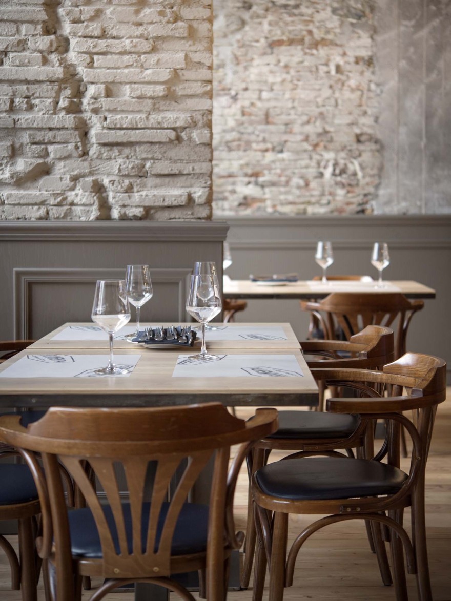 乡村铁器店变身优雅餐厅,传统工艺与美食的完美融合-5