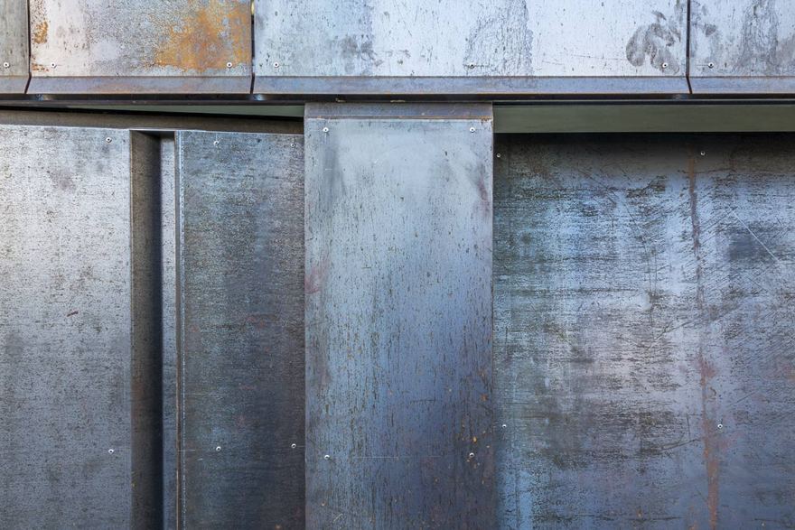 繁忙街道旁的"Masa House"现代别墅-11