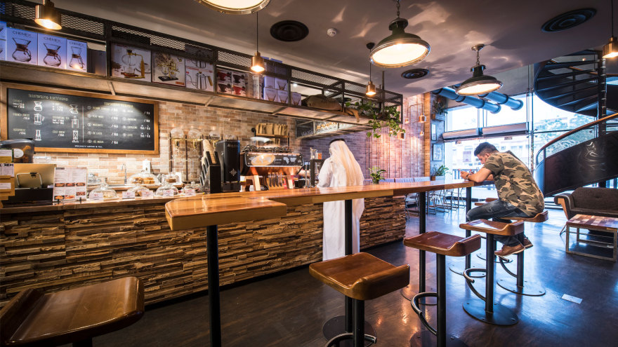 废木与铜的奢华碰撞——Liqui Studio 为 Brew 92 打造的中东风情咖啡店-3