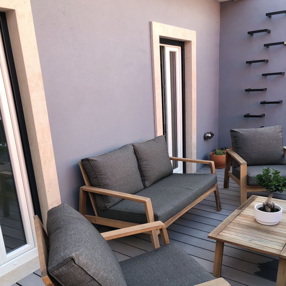 葡萄牙历史中心住宅翻新，木质阶梯成亮点-25