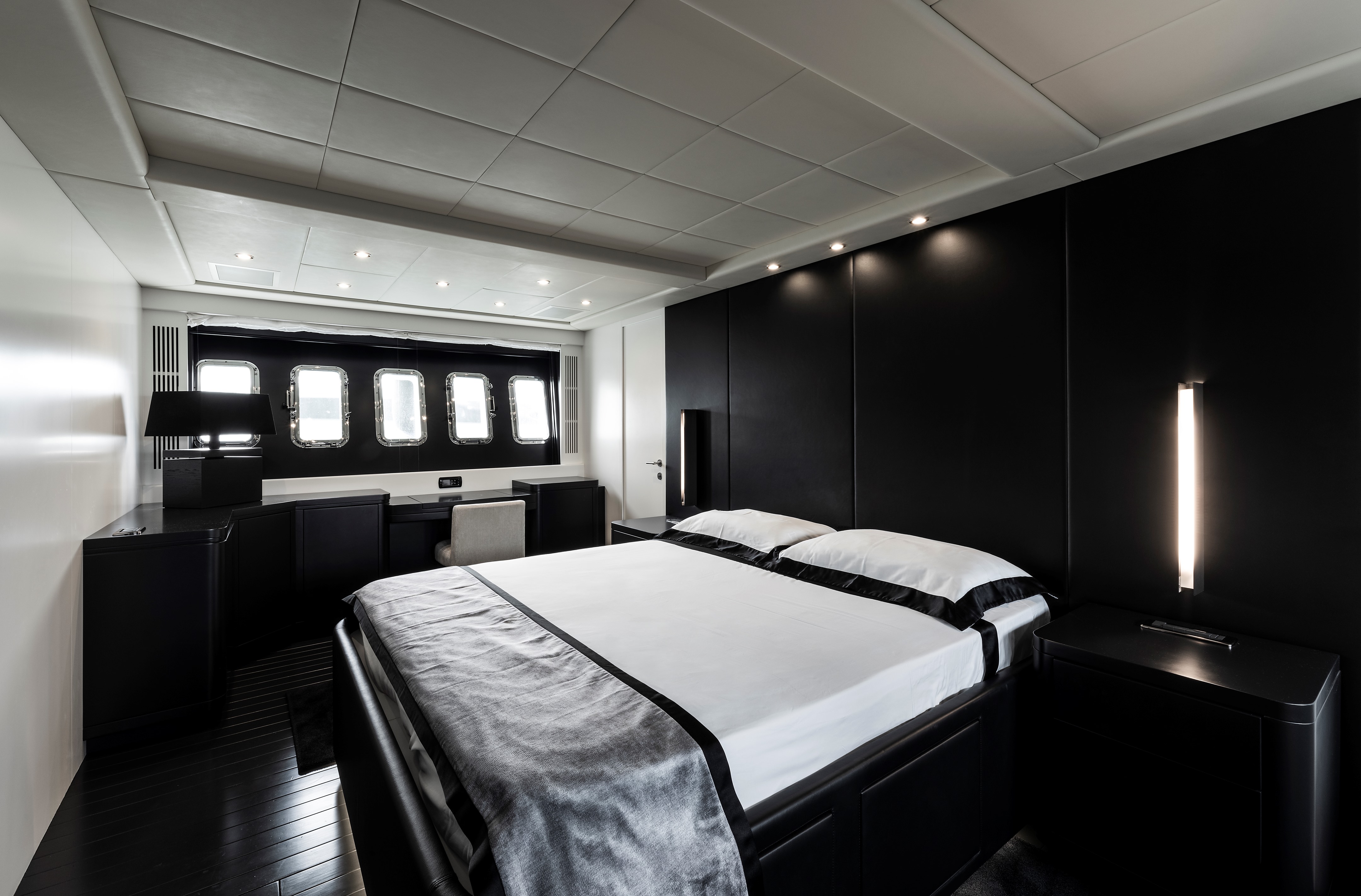 意式奢华游艇 Mangusta 92 现代翻新设计-17