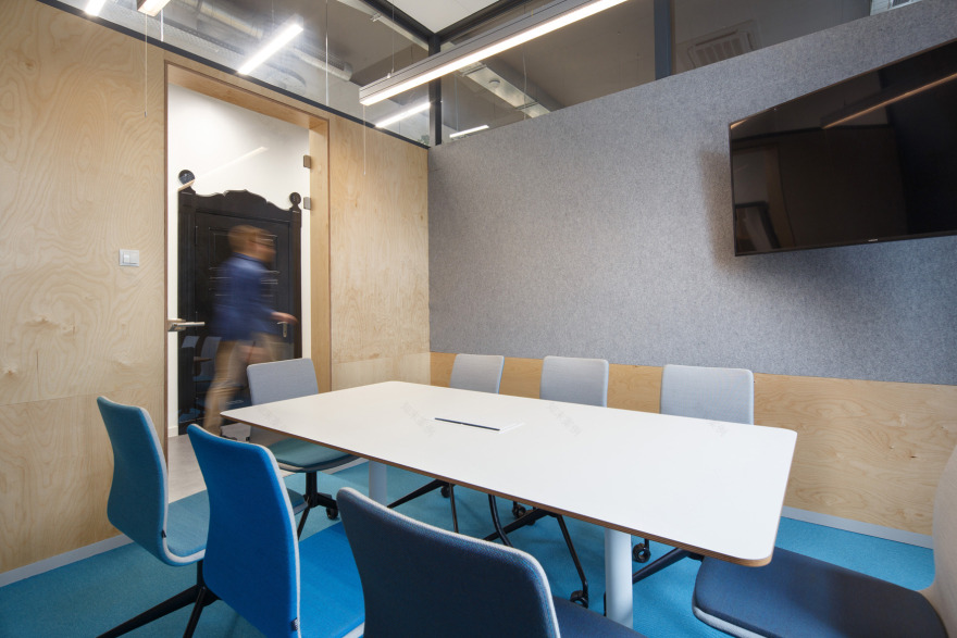 波兰哥特式旧邮局里的创意绿意办公空间-21