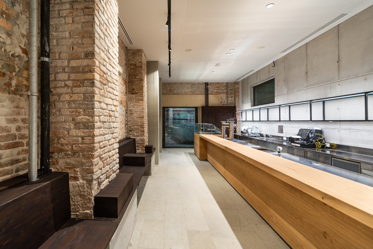 威尼斯历史建筑翻新 | 钢与混凝土的新生-11