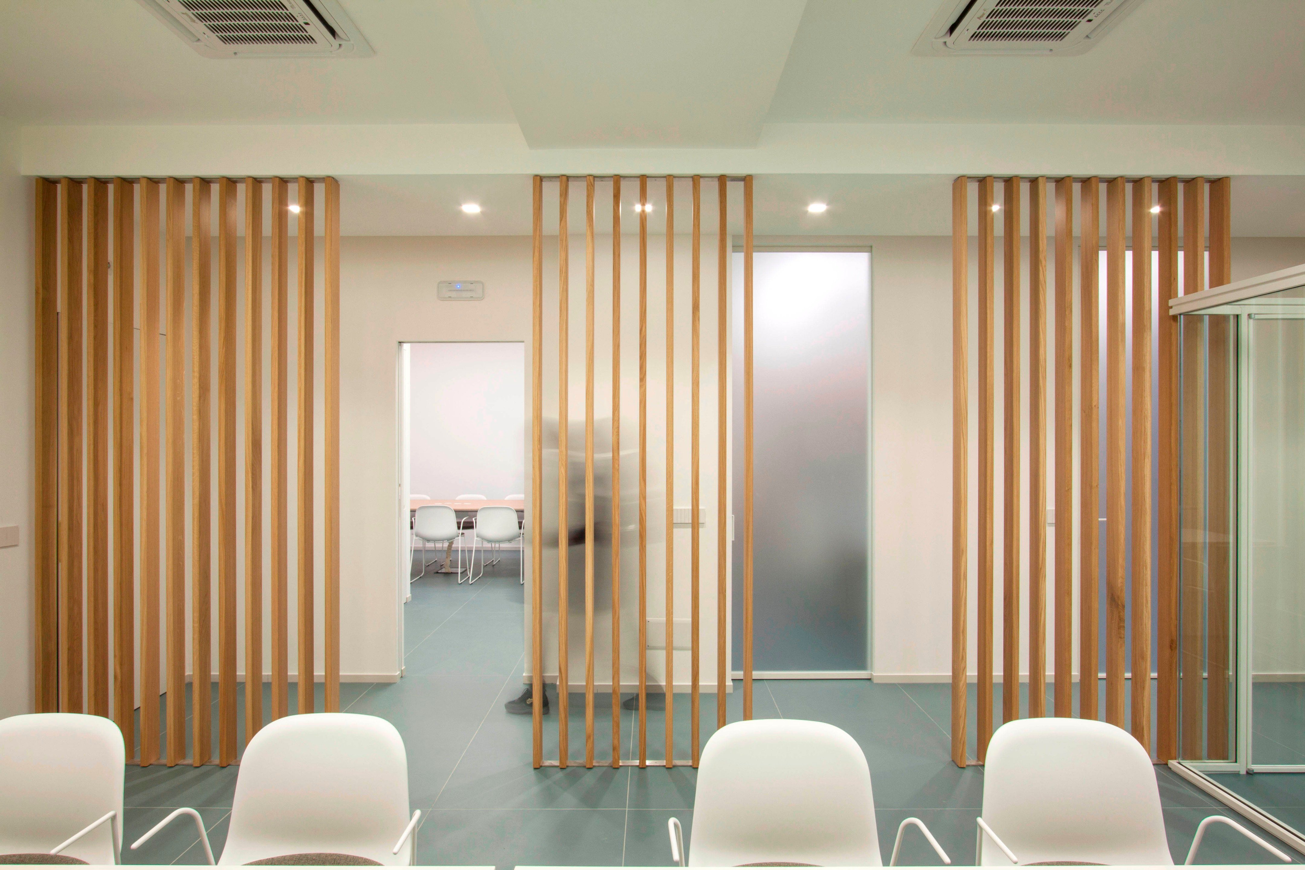 优化空间利用的意大利旅游港口办公室设计-17