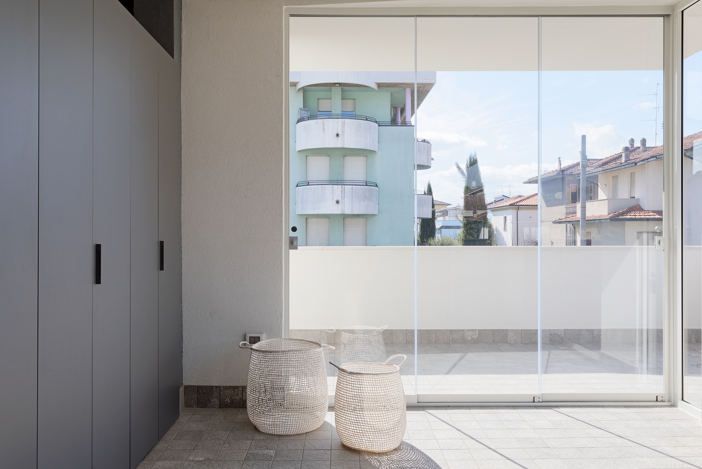 极简白色公寓,自然光线与设计完美融合-23