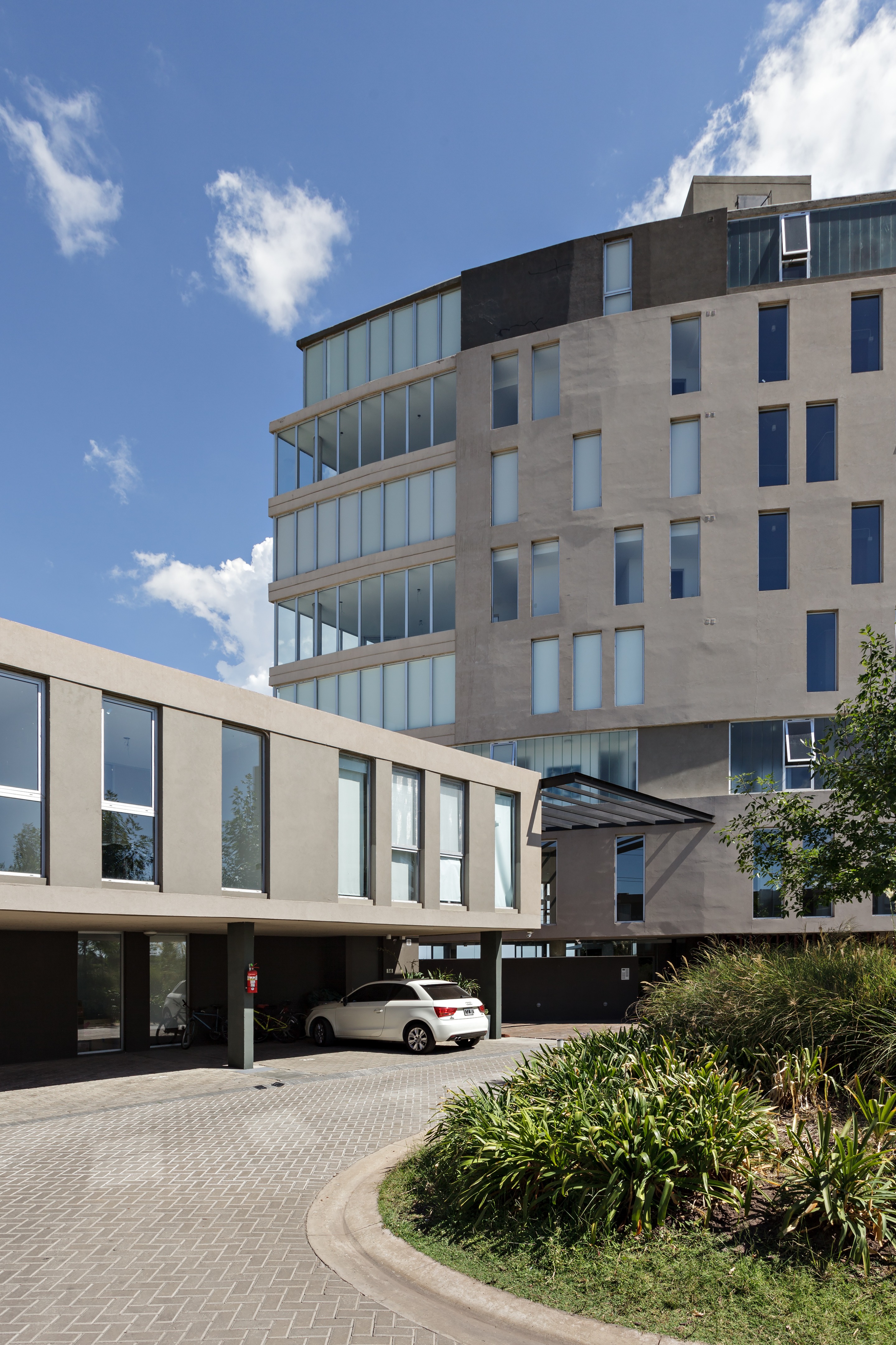 湖畔曲线公寓建筑丨Forcinito Arquitectos-8