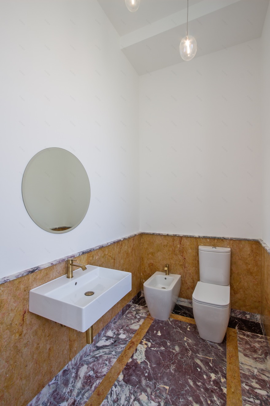 罗马历史建筑中的金融咨询办公室-18