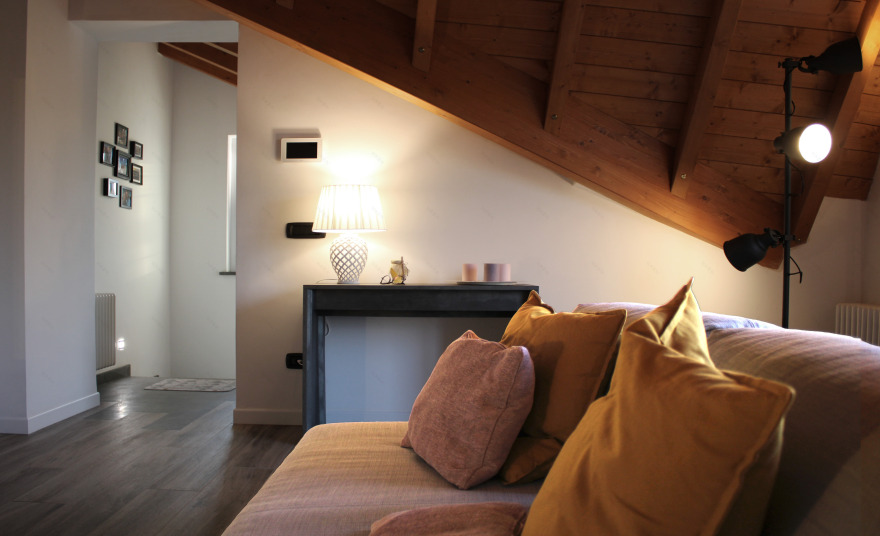 温暖木质斜屋顶,灰色调现代公寓设计-1