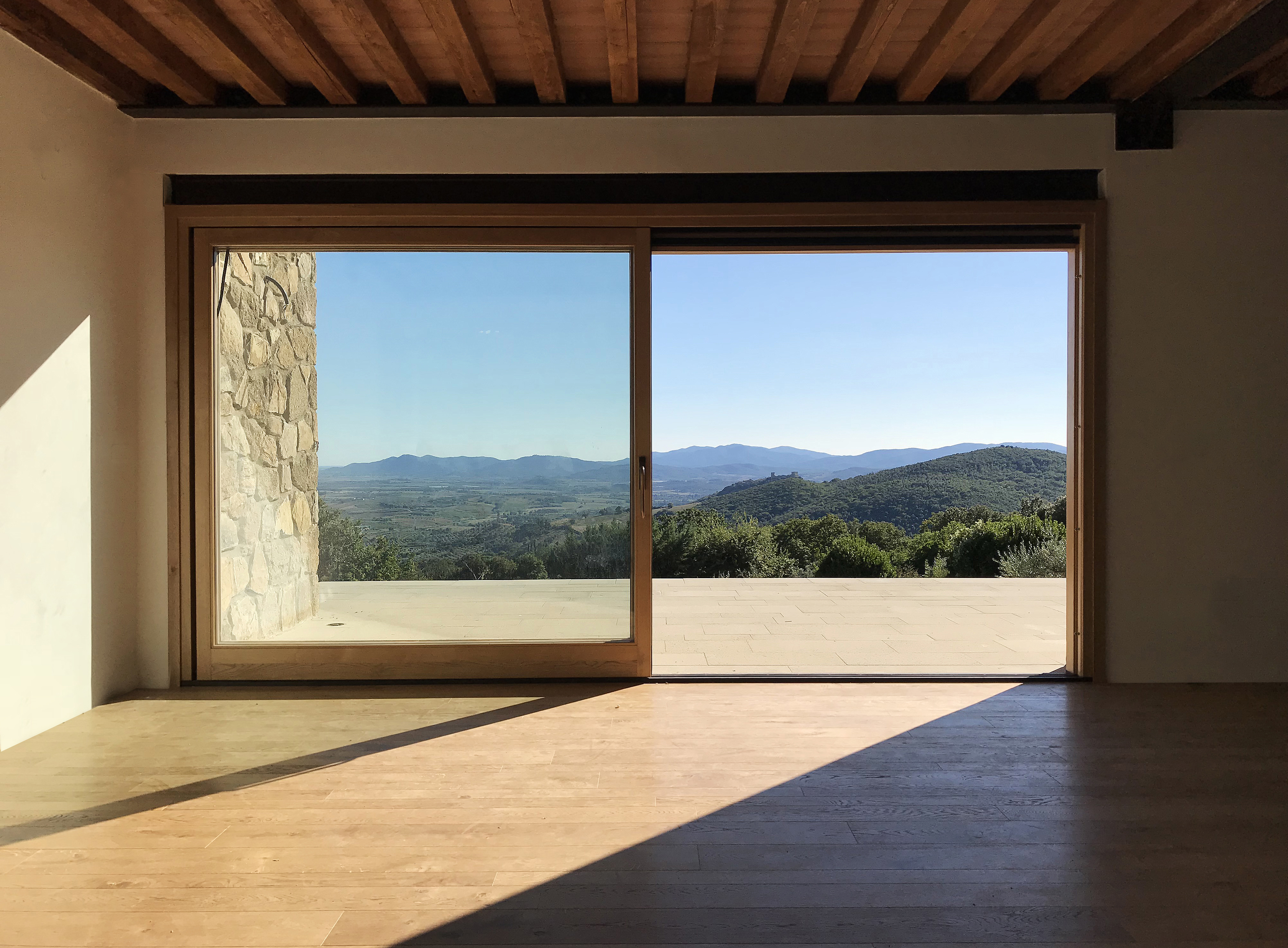 嵌入山丘的简约之家-6