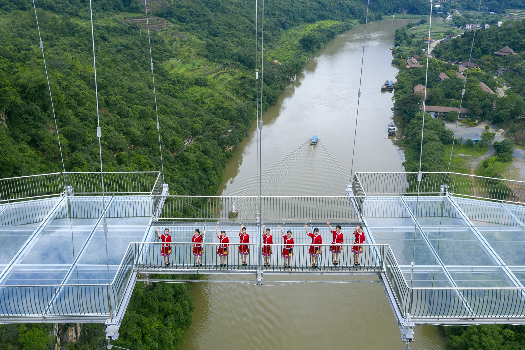 湟川三峡擎天玻璃桥，广东清远/吉尼斯纪录认证：“世界最长玻璃铺装悬索桥”-66