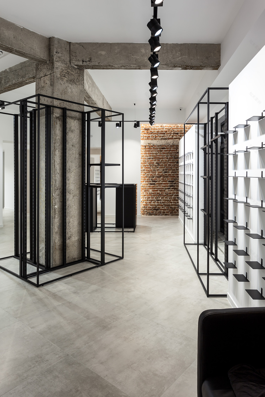 希腊 Serres 镇 Step 运动商店室内设计-9