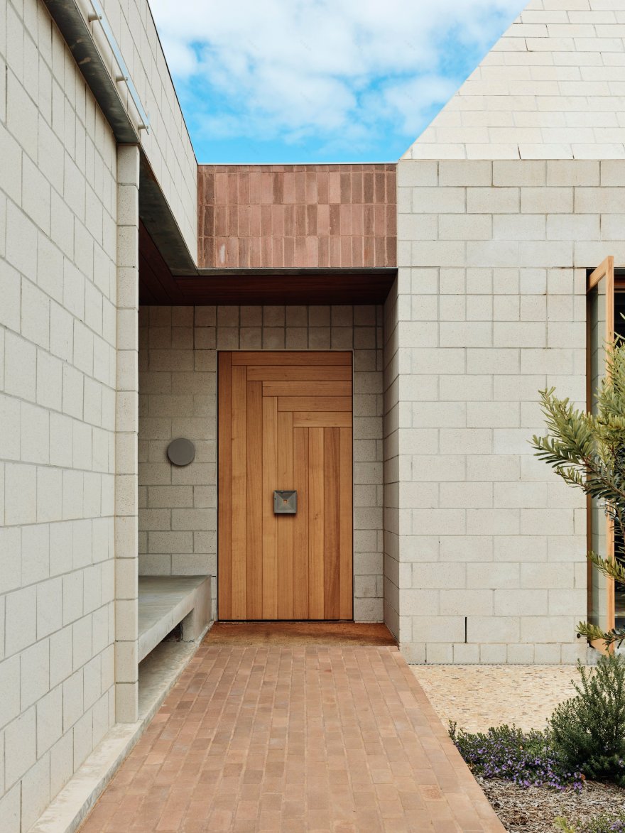 混凝土金字塔下的海滩别墅设计-7