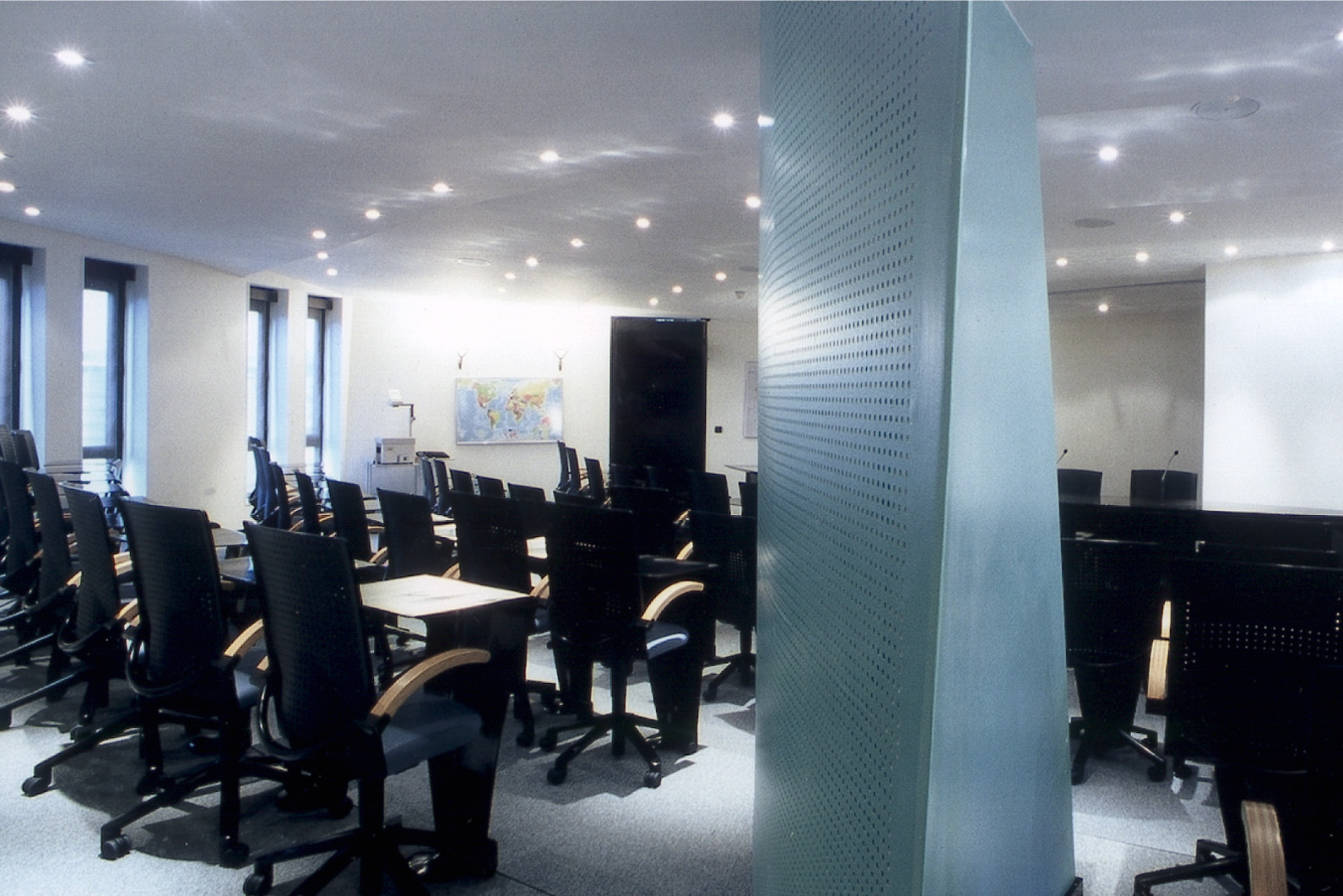 流线型玻璃墙打造舒适会议空间-2