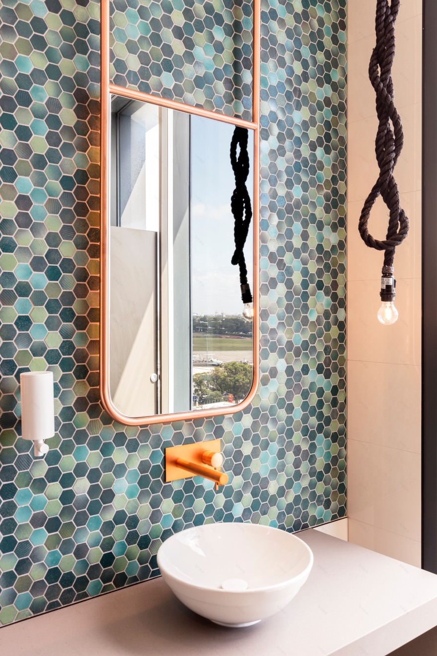 悉尼机场“Felix 酒店” | 澳大利亚版“中世纪现代”风格的设计-12