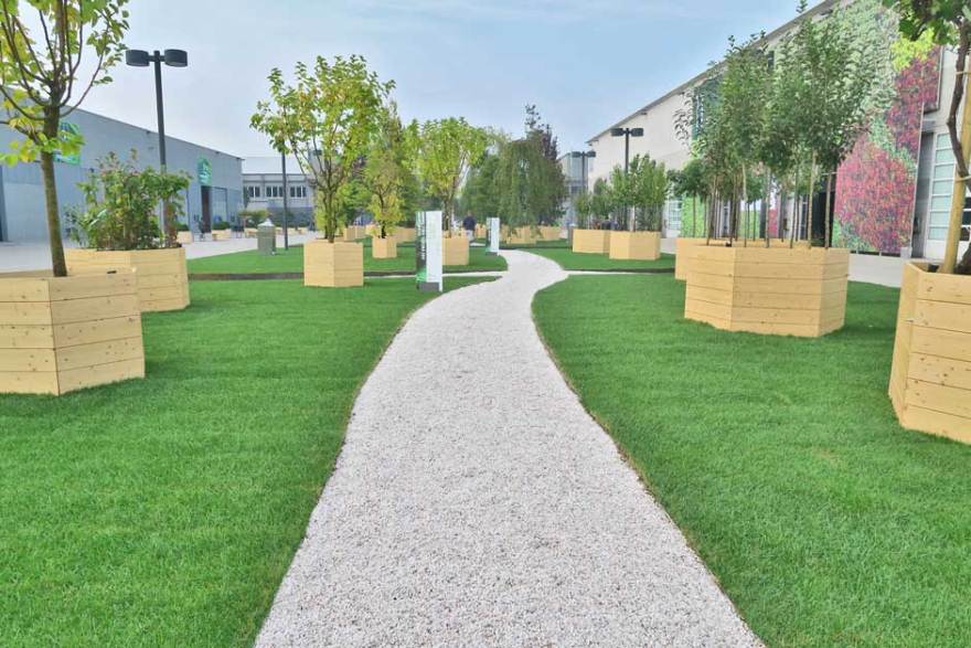 Padova 展览中心完美石板小径设计-0