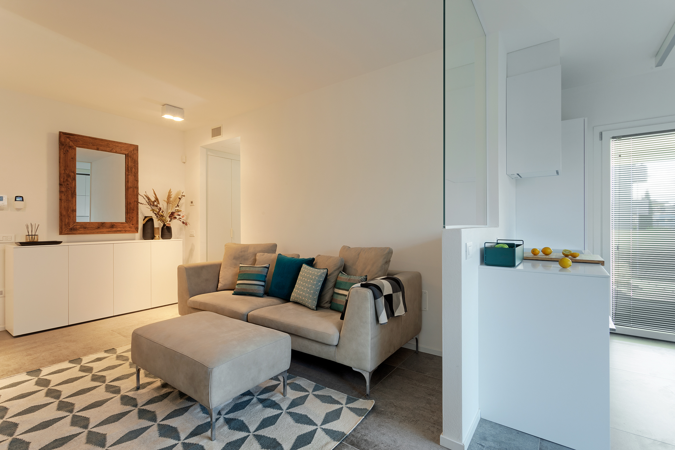 极简白色公寓，自然光线与设计完美融合-37