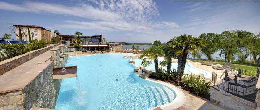 湖畔仙境 | Hotel Le Ali del Frassino 的格拉努拉提锌宝石地板-3