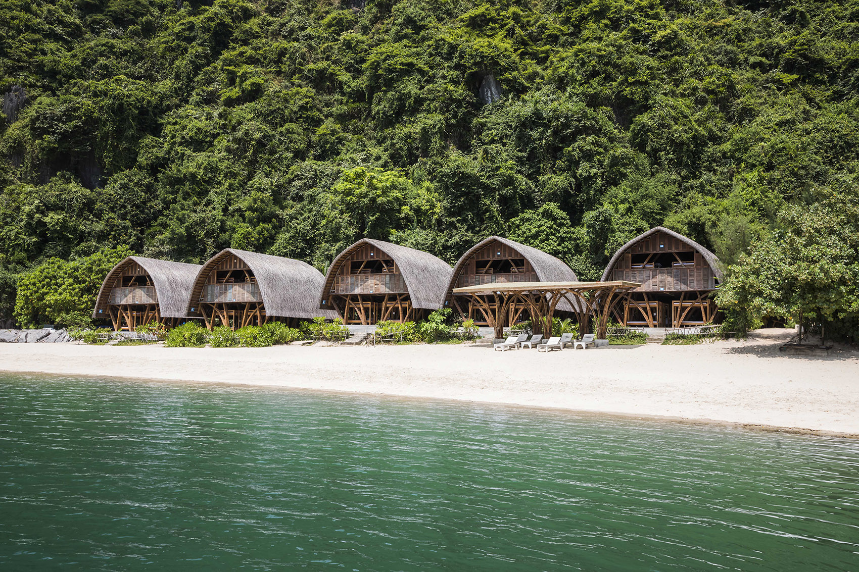 漂流岛度假村，越南/绿色山脉、白色沙滩与蓝色海洋中的竹结构-13