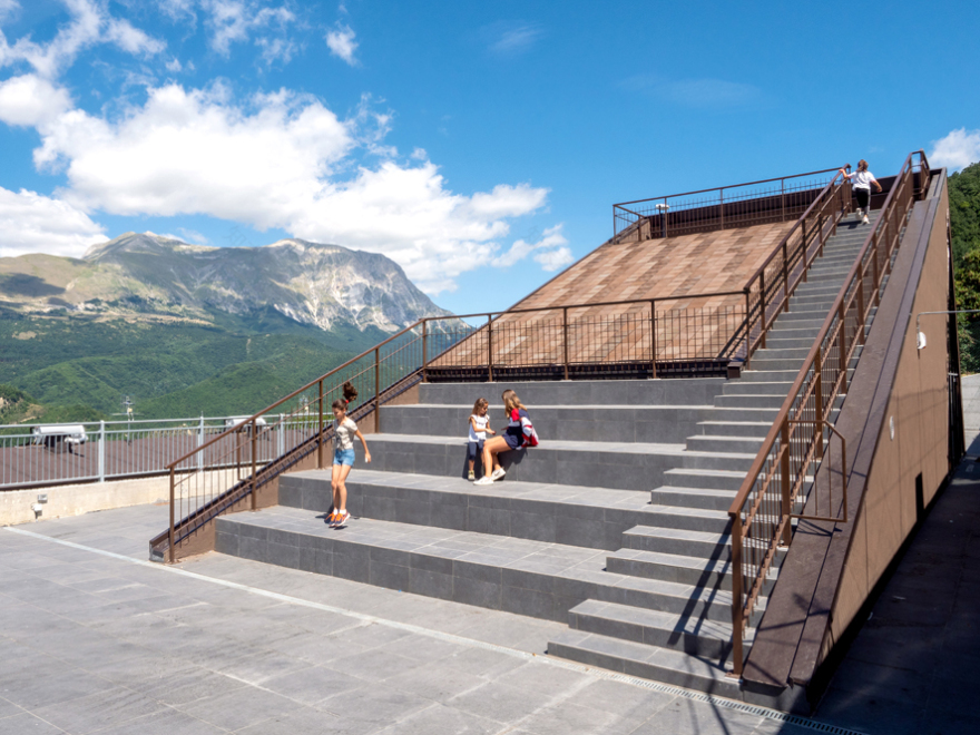 震后重生 · 意大利多功能中心融入山景-4