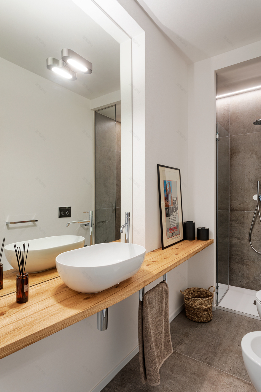 极简白色公寓,自然光线与设计完美融合-47