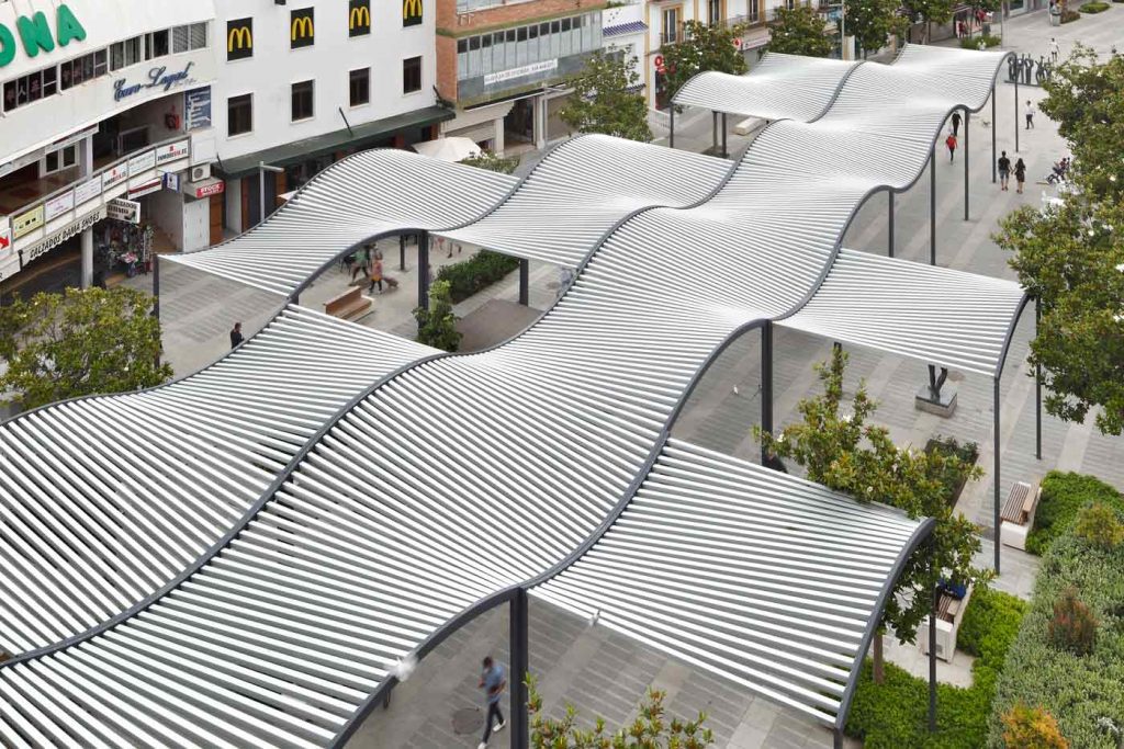 西班牙 Torremolinos 城市广场的波浪式模块化遮阳篷设计-3