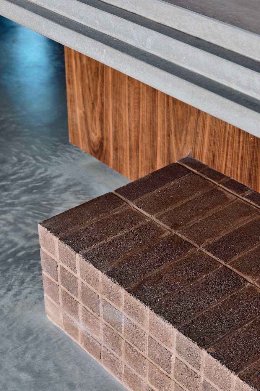 混凝土金字塔下的海滩别墅设计-67