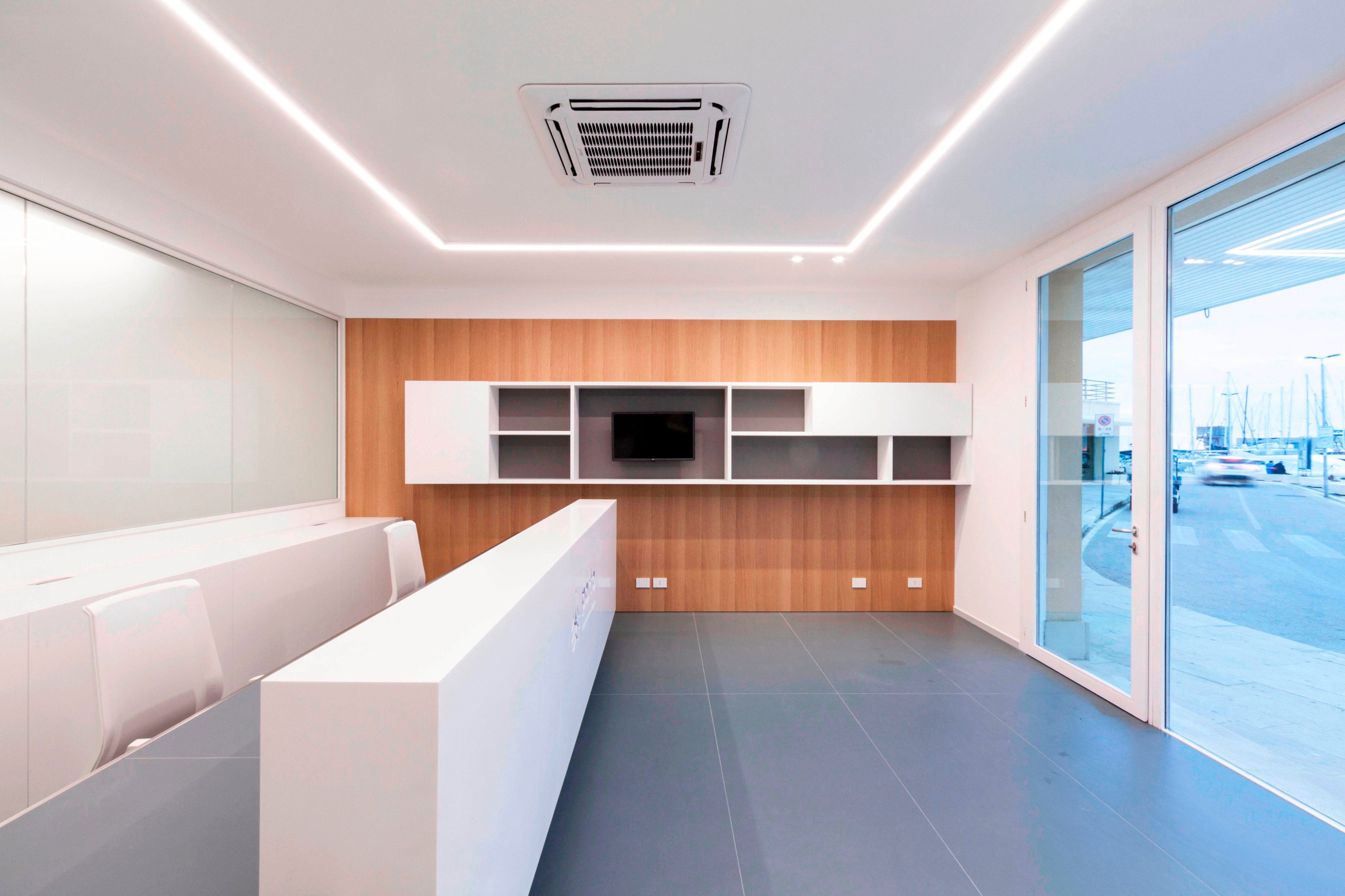 优化空间利用的意大利旅游港口办公室设计-7