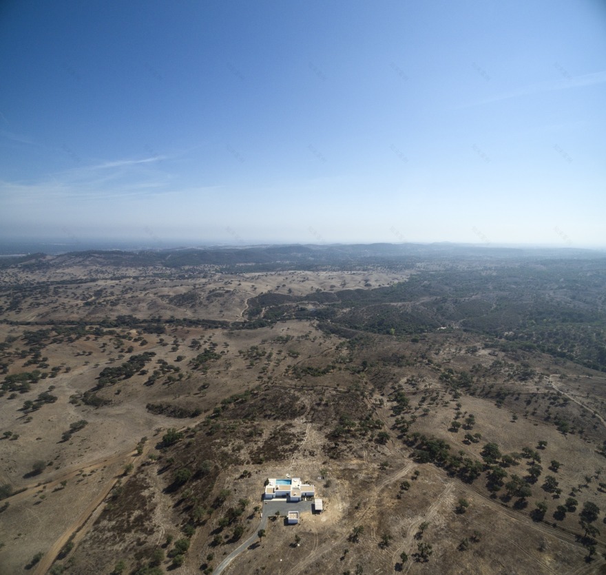 葡萄牙 Grândola 别墅 | 空/满情境创造,多 courtyard 设计-24