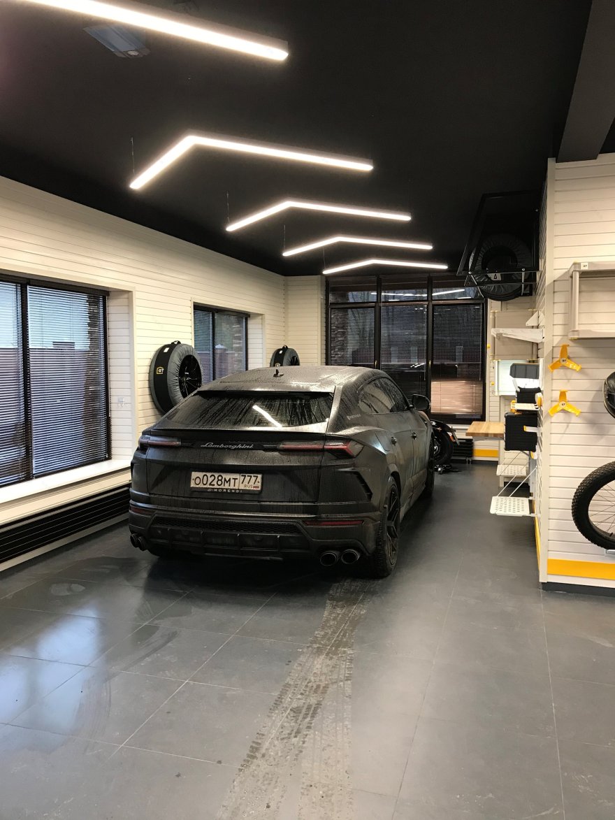 定制汽车美容车库,呈现独特照明设计-15