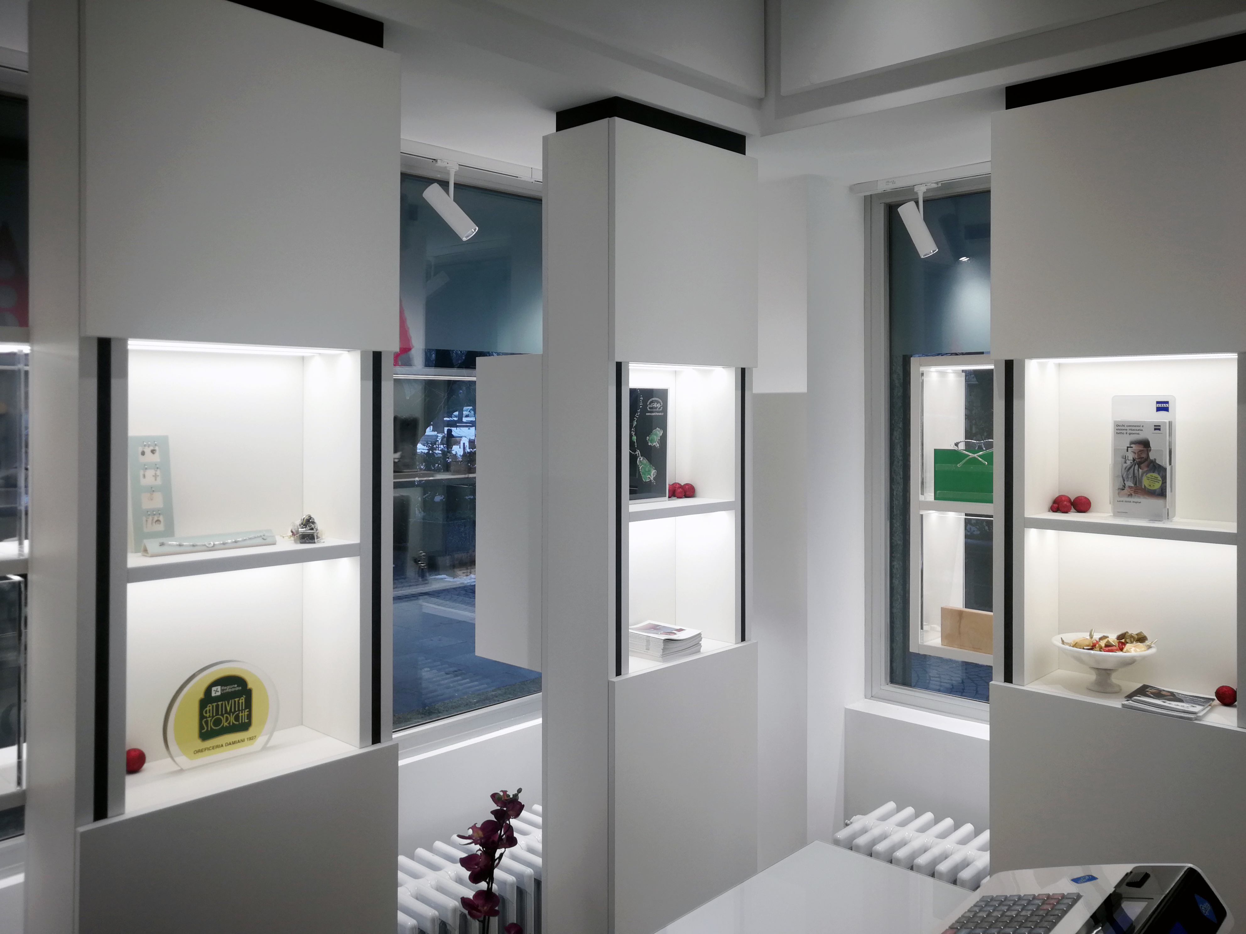 雪中圣诞树灵感的温馨珠宝店设计丨GioielleriaOttica Damiani 1927-19