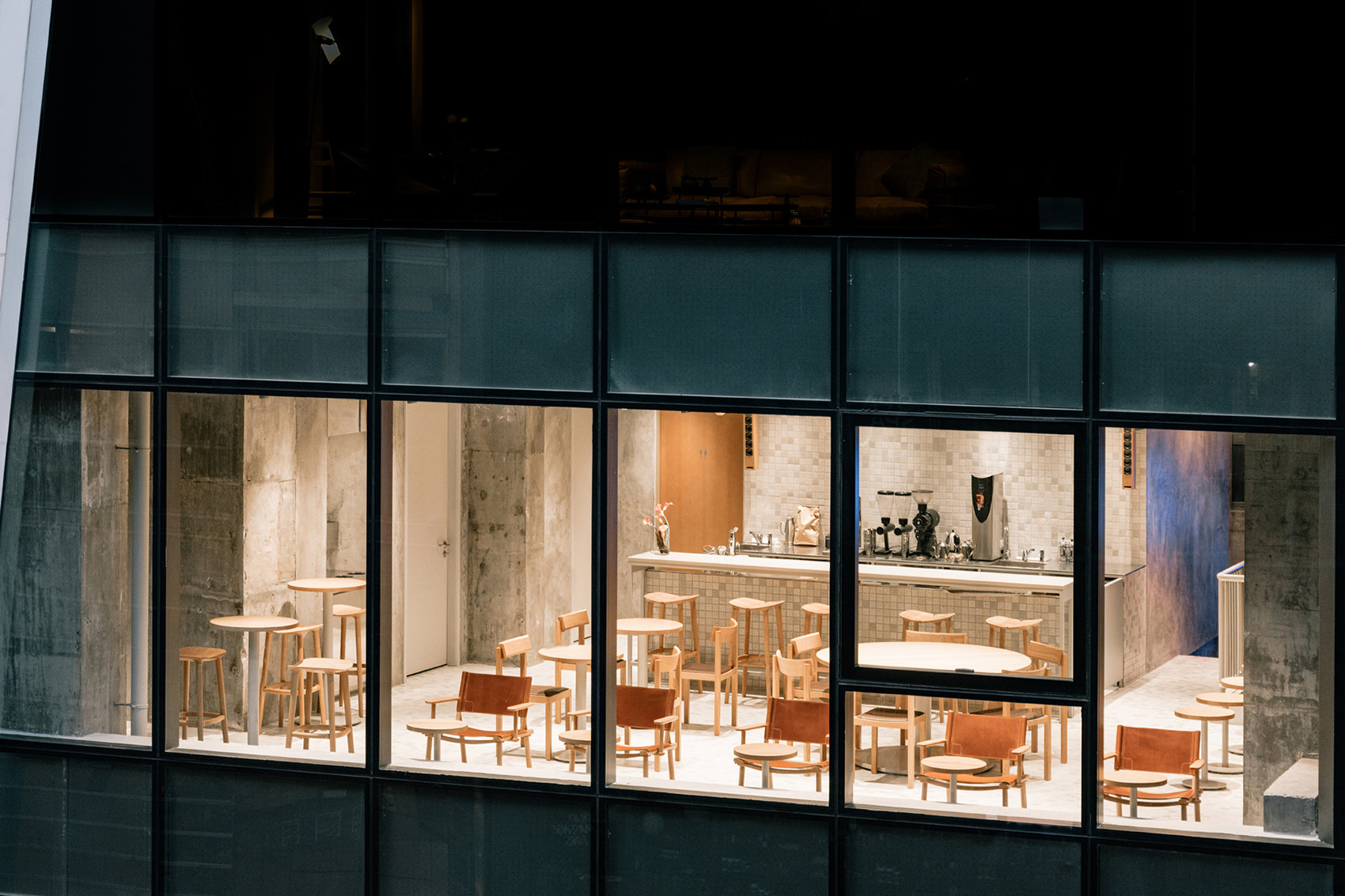 Blue Bottle咖啡馆，香港/瓷砖与混凝土营造出舒适的咖啡空间-18