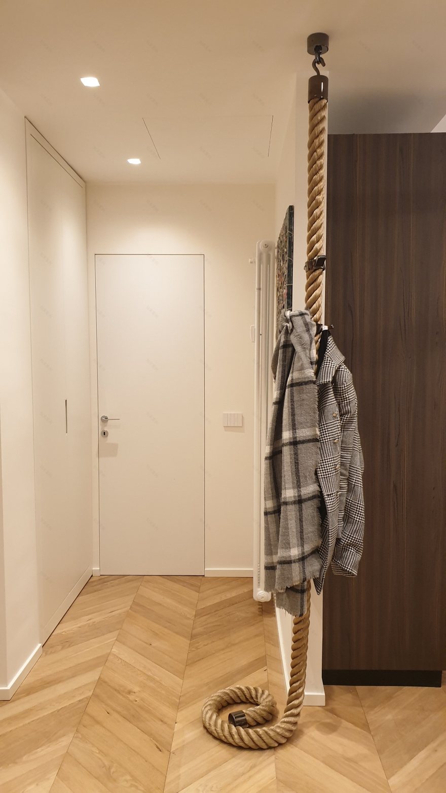 黄金光辉下的自然与人工光影公寓-10