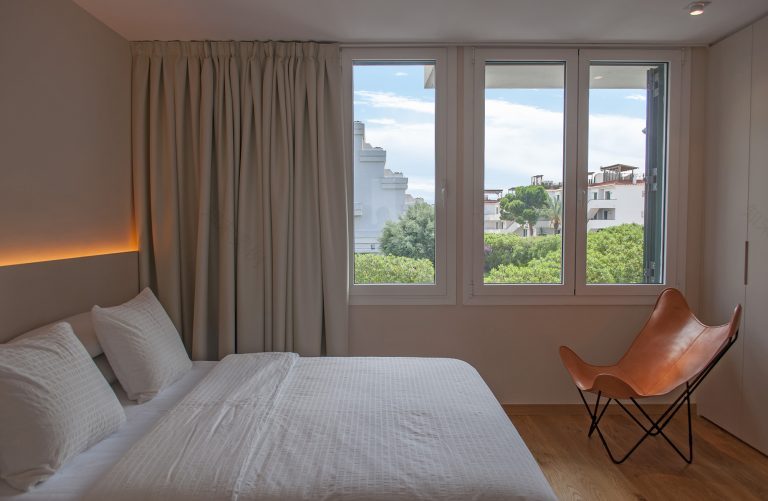 重塑 1960 年代公寓,尽享西班牙 Sitges 海湾美景-18