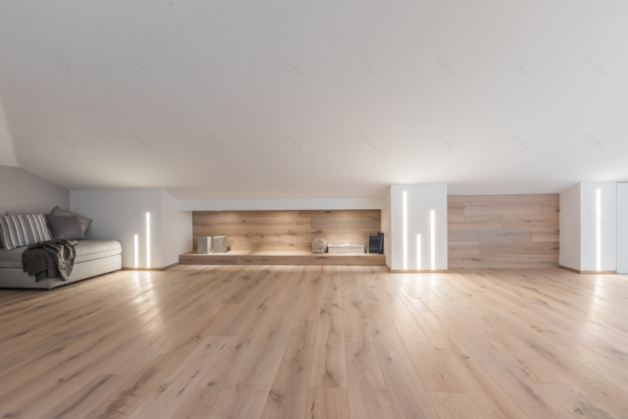 意式公寓顶层翻新,自然光与人工光交融打造温馨生活空间-9