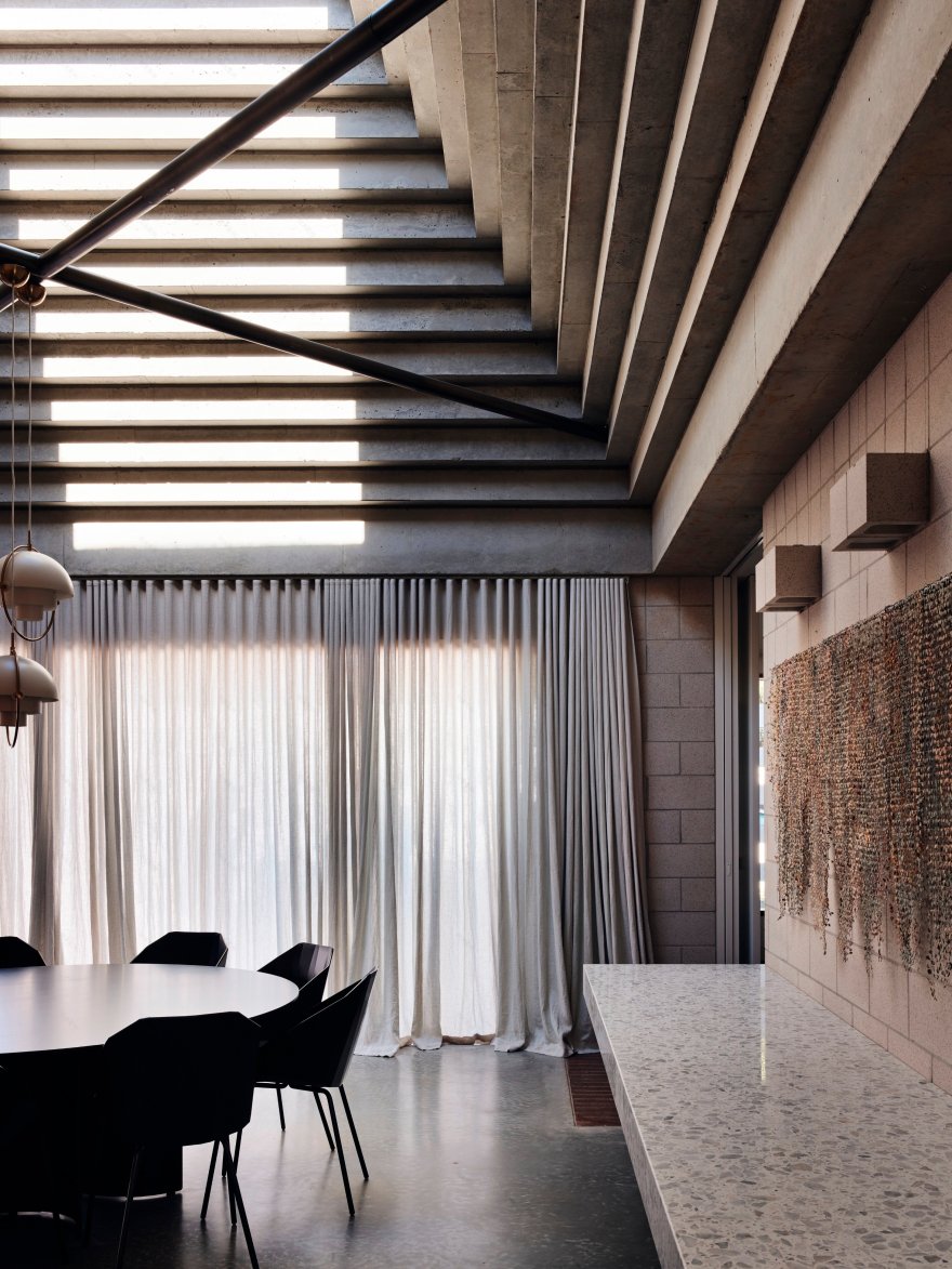 混凝土金字塔下的海滩别墅设计-20