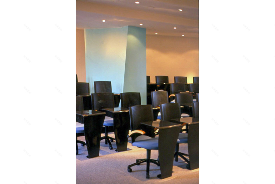 流线型玻璃墙打造舒适会议空间-11