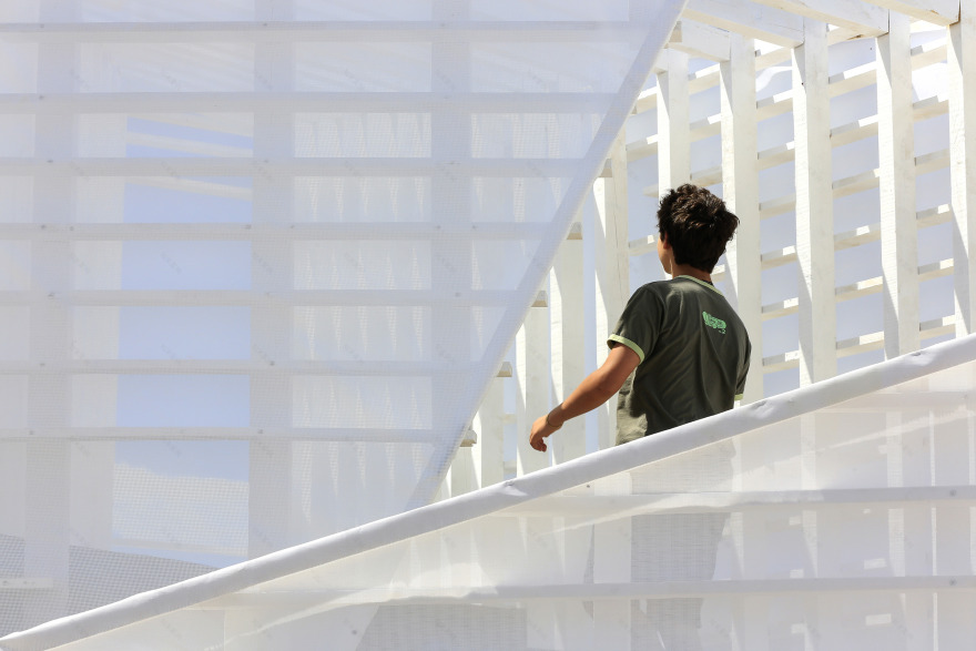 纸船唤起童年记忆,法国 Origamic 展厅设计展现地中海风情-4