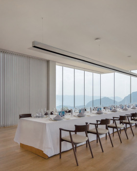 重庆“漂浮岛屿”餐厅丨C+ Architects