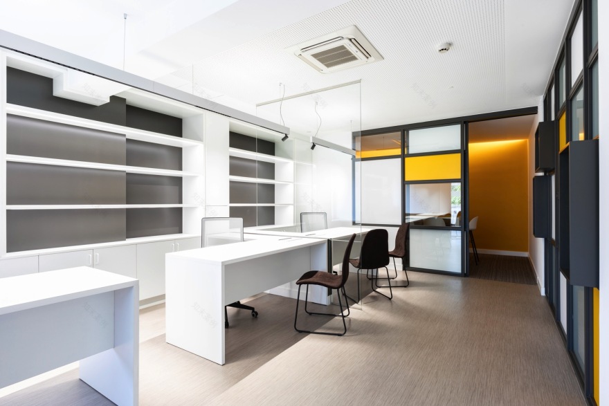 "优化空间利用,展现照明产品魅力的办公室设计"-11