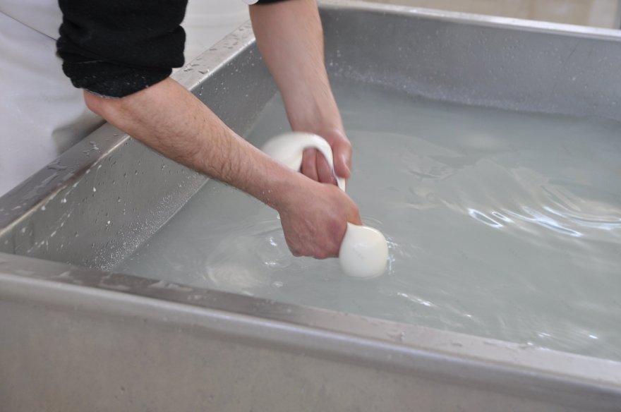 复古车间变身奶酪工坊,手工制作展现纯粹美味-0