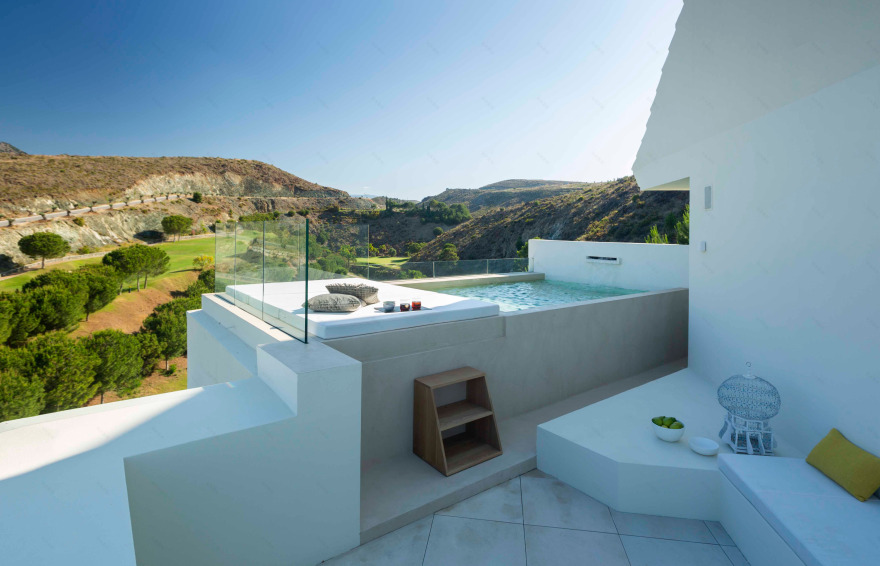 融合自然景观的西班牙风格别墅设计-5