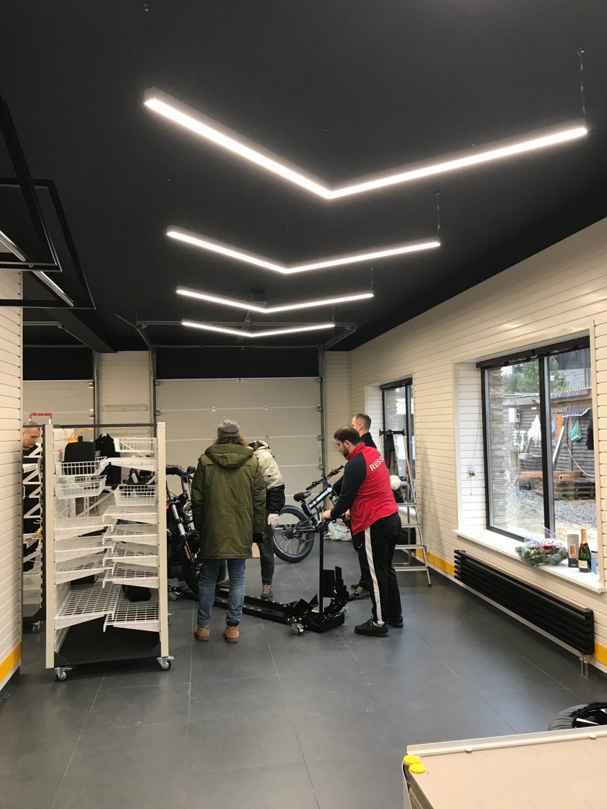 定制汽车美容车库,呈现独特照明设计-3