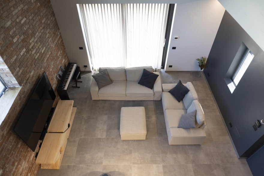 乡村旧屋翻新,金属屏风打造舒适居住环境-5