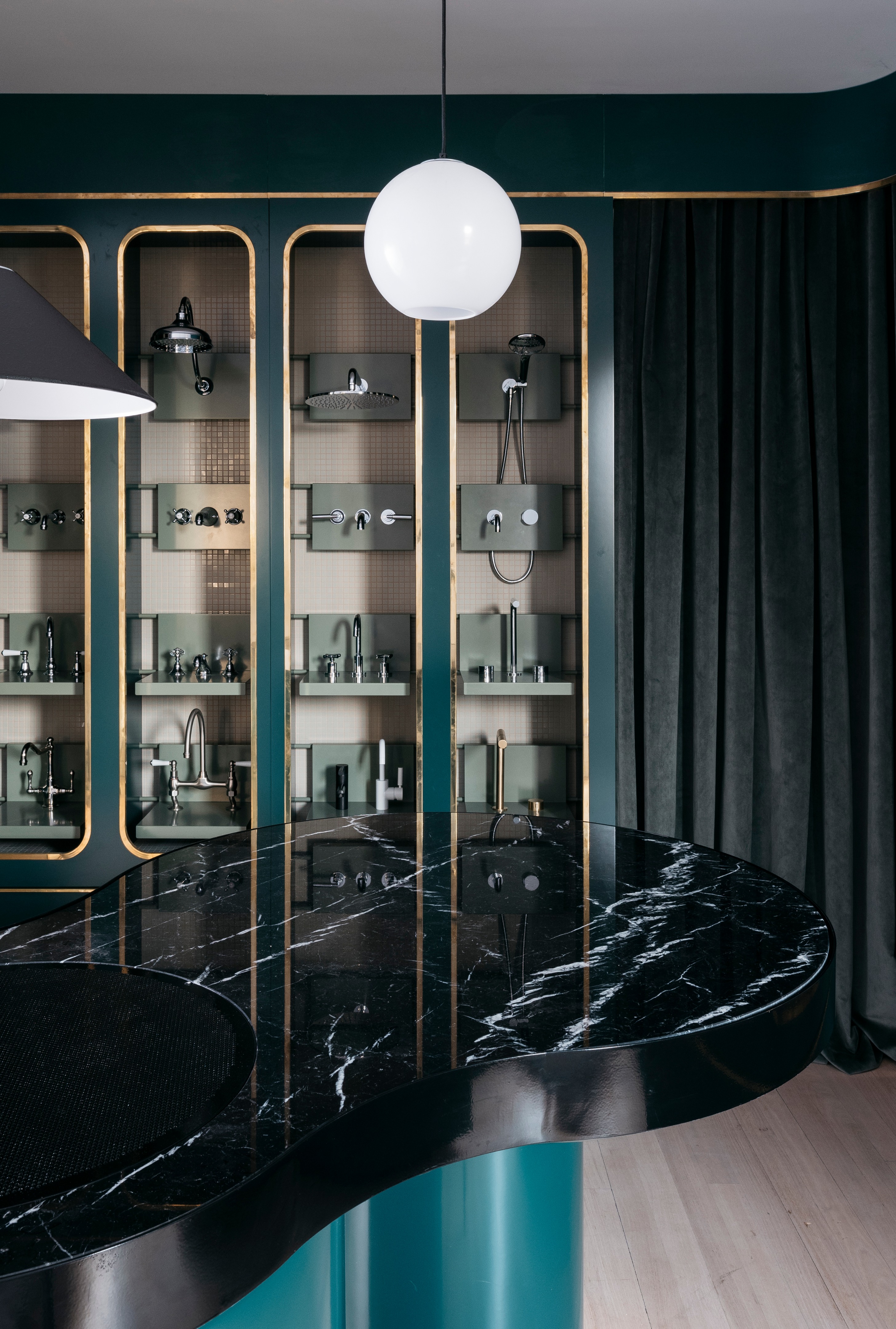 悉尼 Astra Walker 展厅 | 粉色宫殿与热带绿意的诗意空间-6