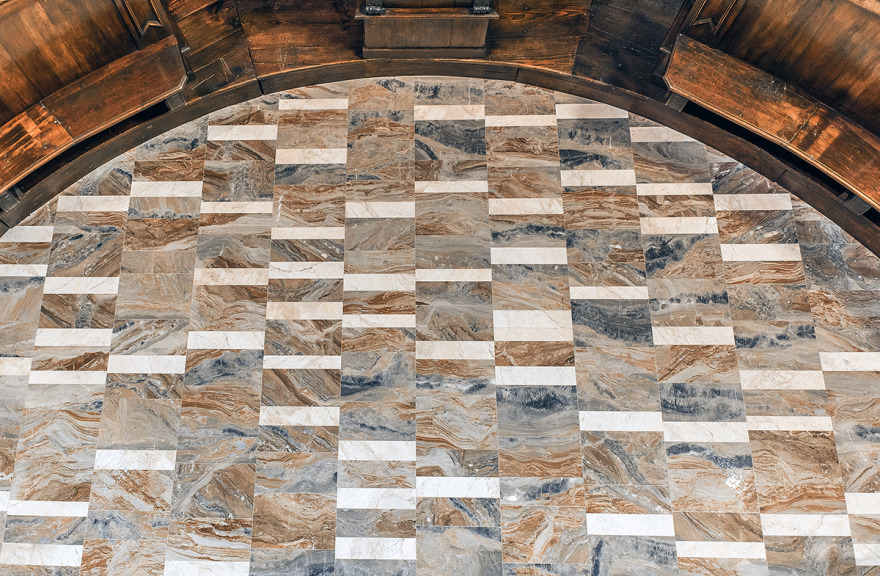 融合传统与创新的 Sedrina 教堂改造-11