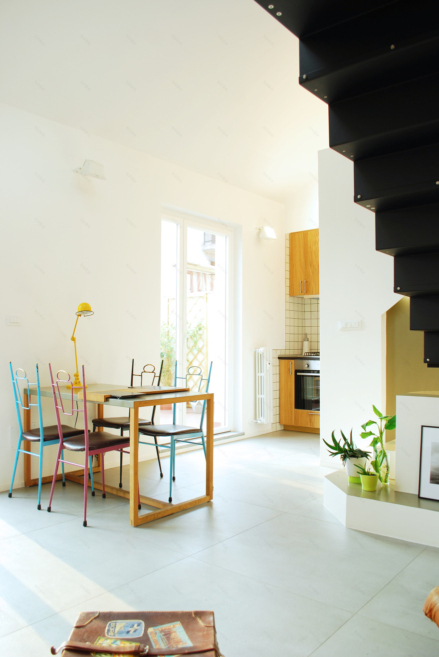 都灵多元文化区三层复式公寓 | 金属折叠楼梯营造双高空间-4