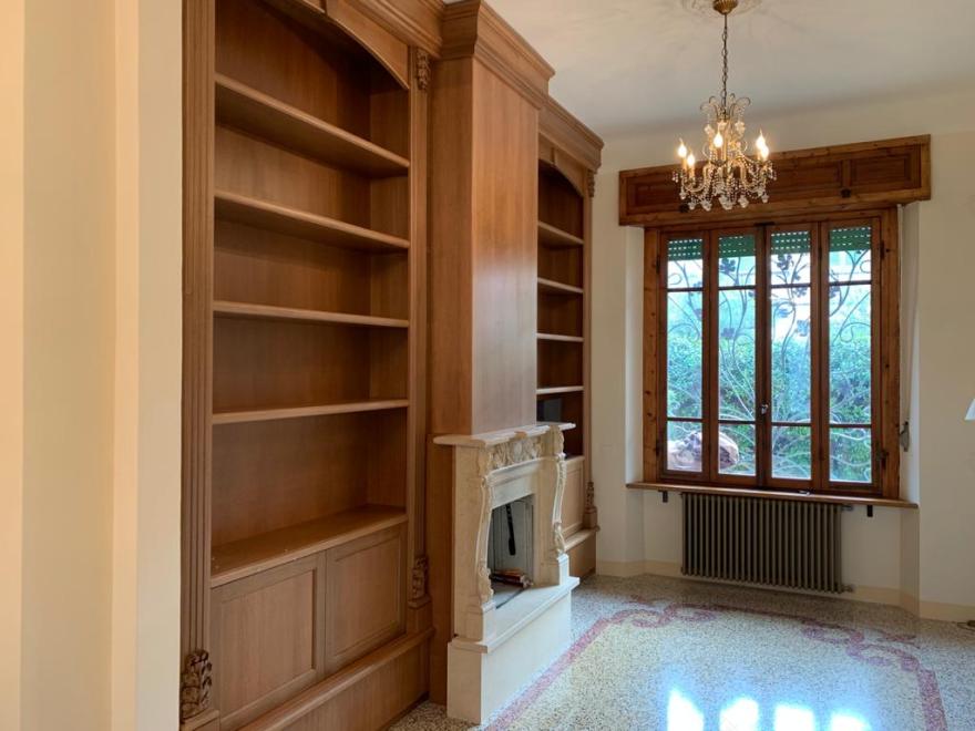 带有经典壁炉的起居室·带有壁炉的书架墙-1