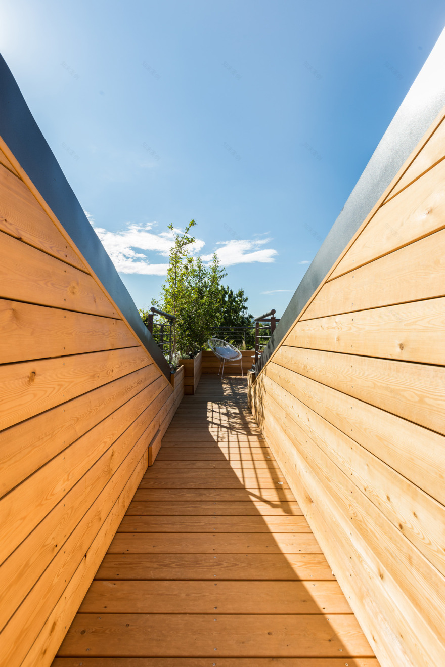 意式公寓顶层翻新,自然光与人工光交融打造温馨生活空间-13